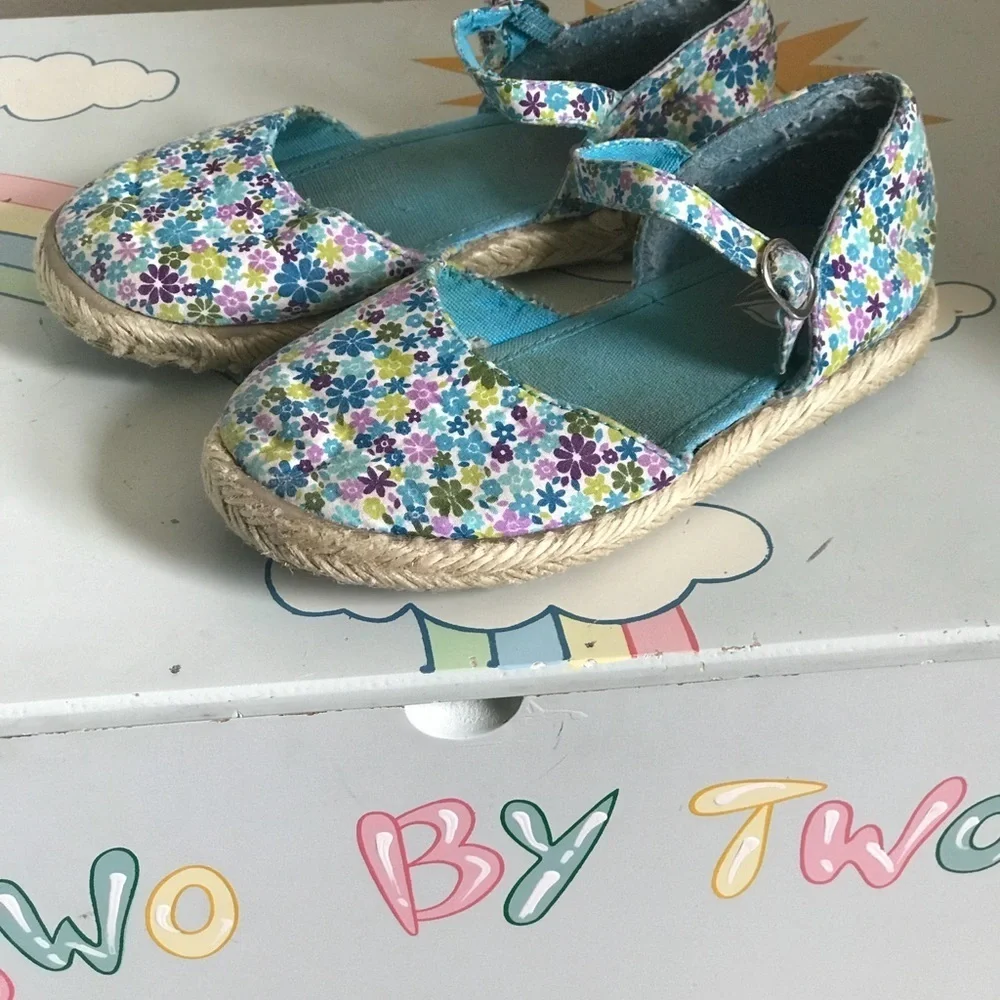 Kids Straw Flower Sandals size 8